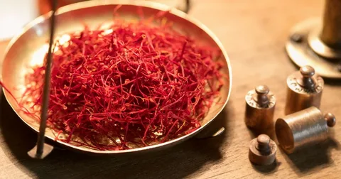 زعفران ممتاز قائنات درجه یک ایرانی با رنگ و عطر طبیعی 3